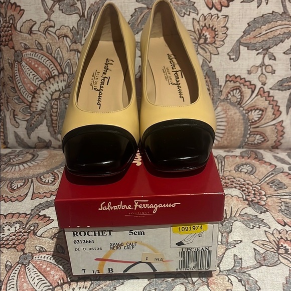 Vintage Salvatore Ferragamo cream  and Black classic pumps - Picture 1 of 9